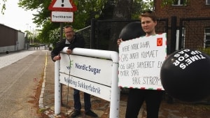 Mandag protesterede grupperne Noah, Baltic Pipe Nej Tak og Stop Ny Fossil Infrastruktur ved Nordic Sugars fabrik i Nykøbing. Nu bakkes deres modstand mod den kommende gasledning op af en ny analyse fra tænketanken Kraka. Foto: Anders Knudsen