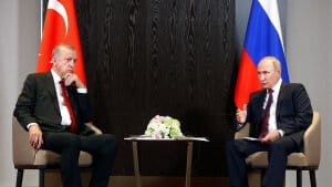 Ruslands præsident, Vladimir Putin (til højre), og Tyrkiets præsident, Recep Tayyip Erdogan (til venstre), har torsdag talt sammen over telefonen. Her har Putin ifølge den russiske regering kaldt lækagerne på Nord Stream 1 og 2 for 