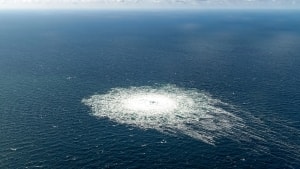 Det danske forsvar har frigivet billeder af de tre gaslækager i Østersøen. Her kan man se, hvordan det bobler i vandoverfladen på grund af lækagerne. På billedet er det Nord Stream 2-forbindelsen. (Arkivfoto).