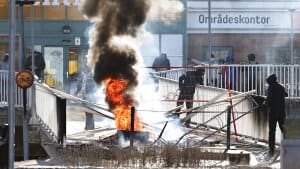 I Norrköping blev der kastet sten mod politi, og der blev sat ild til mange personbiler under optøjer søndag. Foto: 60160 Stefan Jerrevång/Tt/Ritzau Scanpix