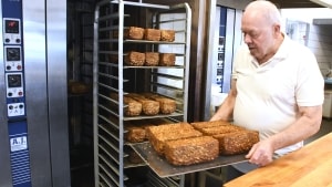 John Hansen regner med at arbejde endnu en sæson i bageriet i Gedesby, som kunderne bakker op om, selv når priserne stiger. Foto: Anders Knudsen
