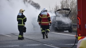 Brandvæsenet måtte skærtorsdag rykke ud for at slukke en bilbrand på Sydmotorvejen. Foto: Presse-fotos.dk
