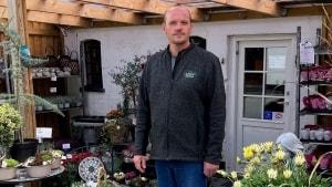Brian Olsen er klar til at fortsætte væksten gennem fem år i blomsterforretningen på Lille Slemmingevej med sit skifte til Interflora. Privatfoto