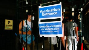 Folk venter i kø for at få en vaccination mod abekopper på en klinik i Brooklyn i New York i sidste weekend. Foto: Kena Betancur/Ritzau Scanpix