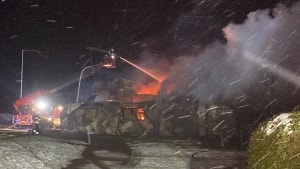 Lolland-Falster Brandvæsen arbejdede hele natten for at slukke branden i en lade i Errindlev på Lolland. Foto: Presse-fotos.dk