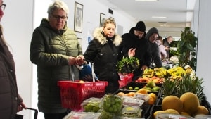 Jul og påske er de to store uddelinger af mad fra Stop Spild Lokalt i Nakskov. Skærtorsdag var køen lang, men heldigvis bugnede bordene også med varer. Foto: Anders Knudsen