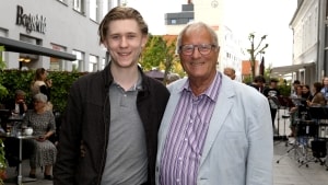 Sangskriver og solist Bjarne Lisby havde sin søn Lasse på 23 år med til premieren. Foto: Claus Hansen