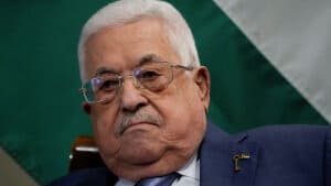 Lederen af det palæstinensiske selvstyre, Mahmoud Abbas, vender hjem til Vestbredden i stedet for at mødes med Biden i Jordan onsdag. Men hjemme venter der ham protester. Mange palæstinensere er vrede over, hvad de betragter som hans forsonende tone over for Israel. Foto: Pool/Reuters
