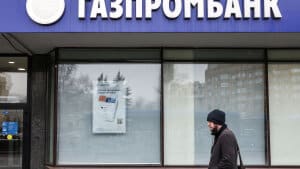 En filial af Gazprombank i Moskva. Rusland kræver, at dets europæiske kunder opretter en konto i Gazprombank og betaler for den russiske naturgas i rubler. Dem er der allerede 10 af, hævdes det. Foto: Maxim Shemetov/Reuters