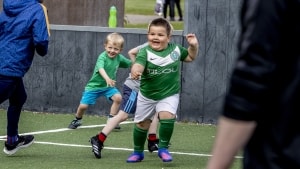 Eduard har fra første dag følt sig hjemme på fodboldbanen, og ofte har han det store smil på, når han løber rundt inde på banen. Foto: Ingrid Riis
